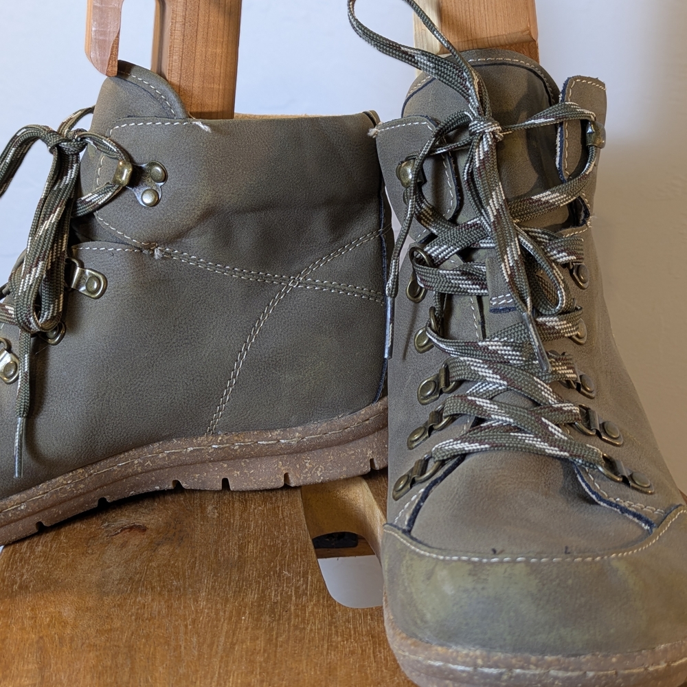 B.O.C. Women's Alyssa Cozy Comfort Lace-up Ankle Booties Sz9 Cottagecore